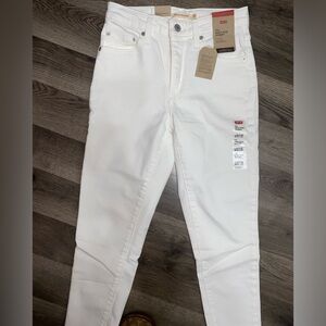White Levi’s jeans